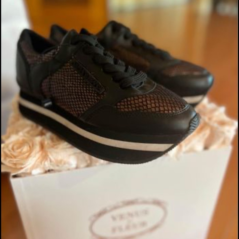 New With Tags Armani Womens 6.5 Platform Sneakers